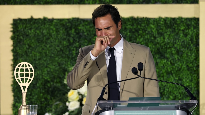 Federer tears up during Tennis Hall of Fame induction