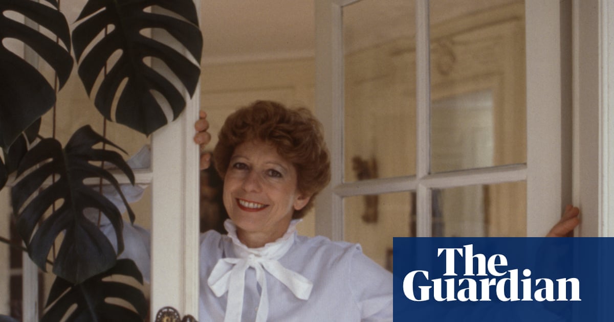 Kolkhoz by Emmanuel Carrère review – intricate portrait of an elite French family