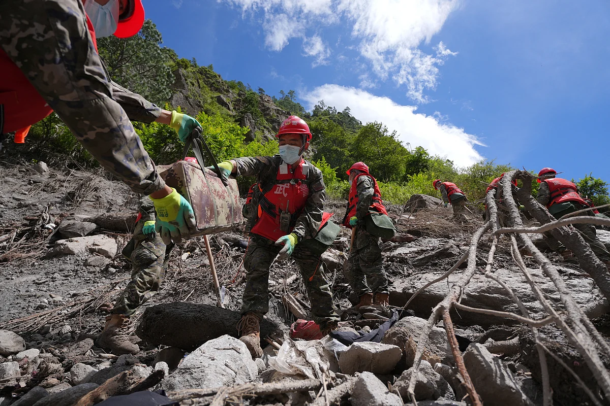 China resumes rescue work after assessing upstream lake conditions