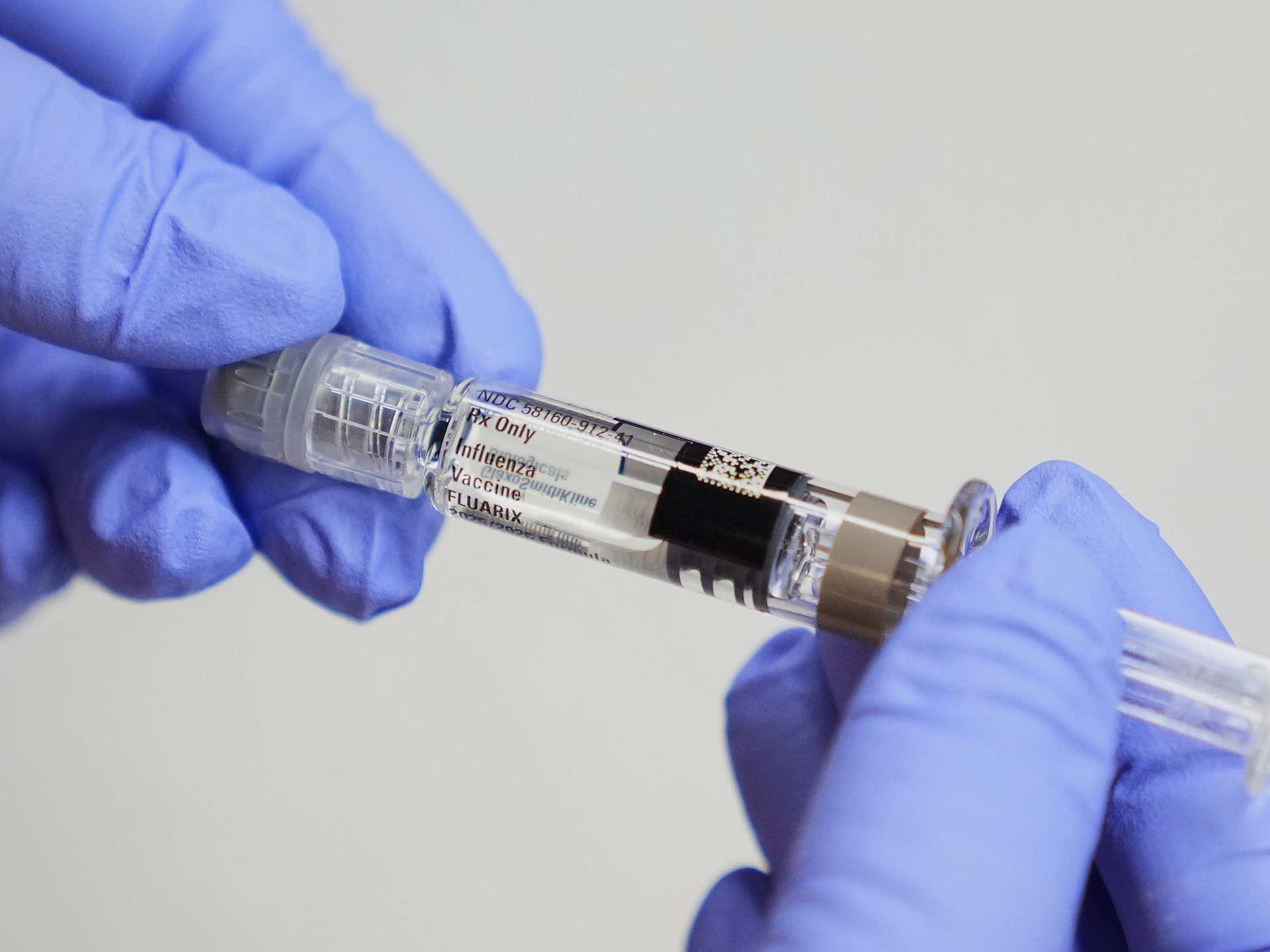 US medical groups issue vaccine guidance, urge jabs for flu, COVID and RSV