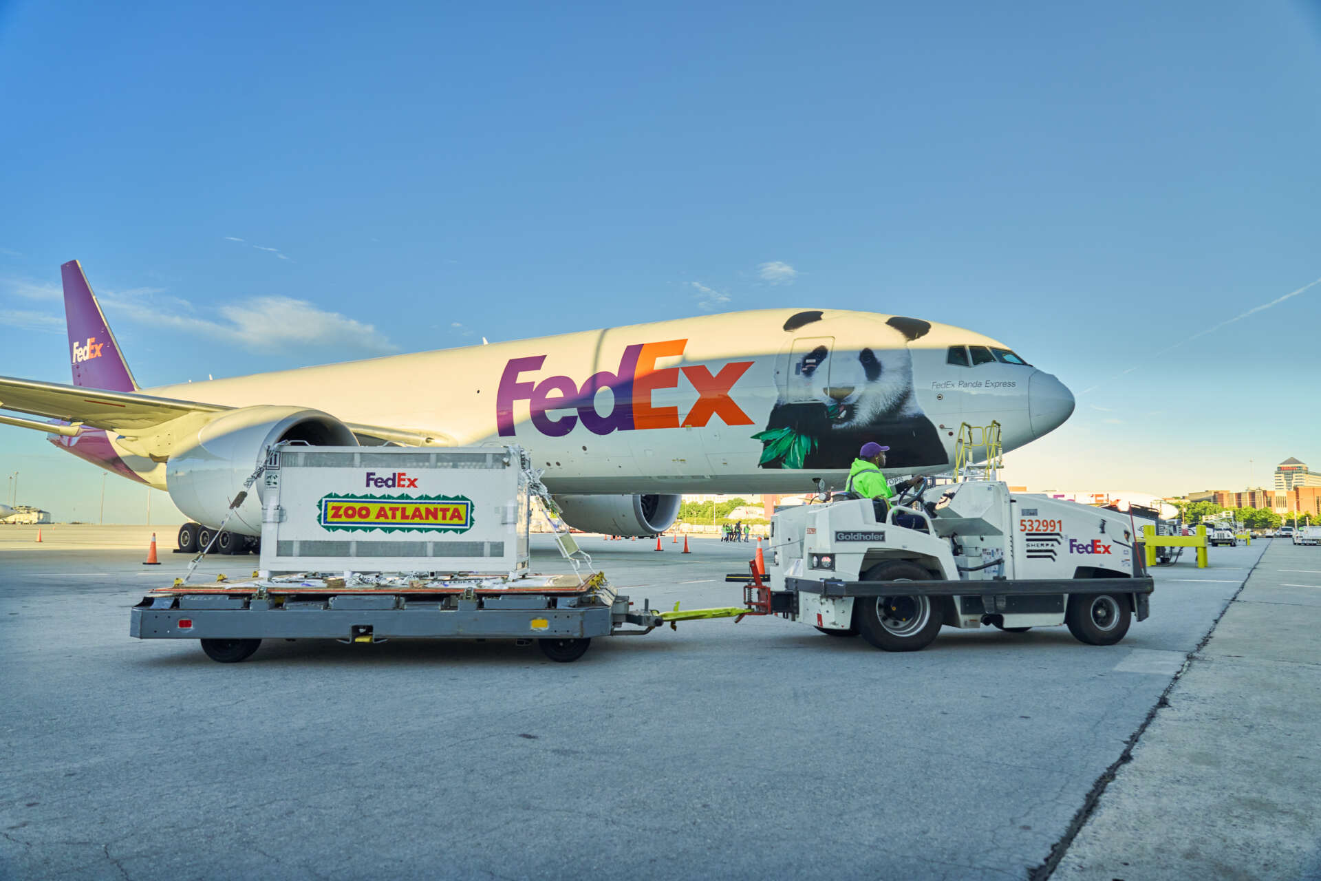 Ping Ping and Fu Shuang Arrive at Zoo Atlanta From China on FedEx Panda Express Boeing 777: 13 outlets compared – NewsCord