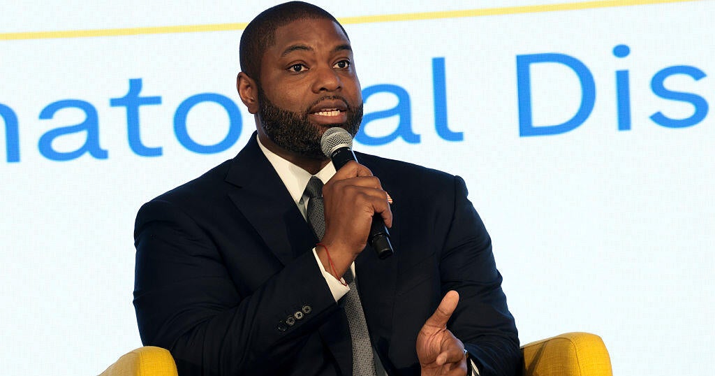 Florida governor candidate Byron Donalds stands by Trump after some mentions of the president removed from website – CBS News