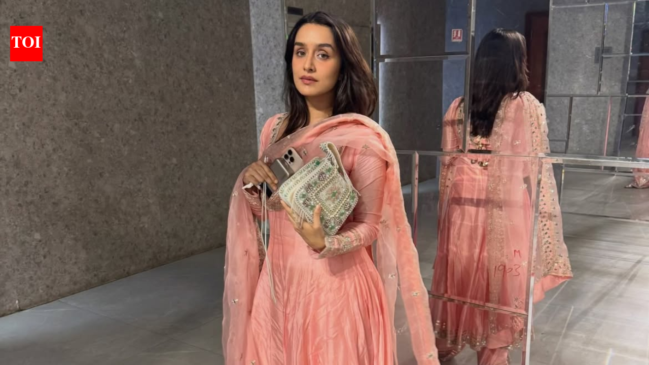 Modaks can wait, as Shraddha Kapoor serves traditional glam in this blush-pink anarkali at Ganpati celebrations – The Times of India