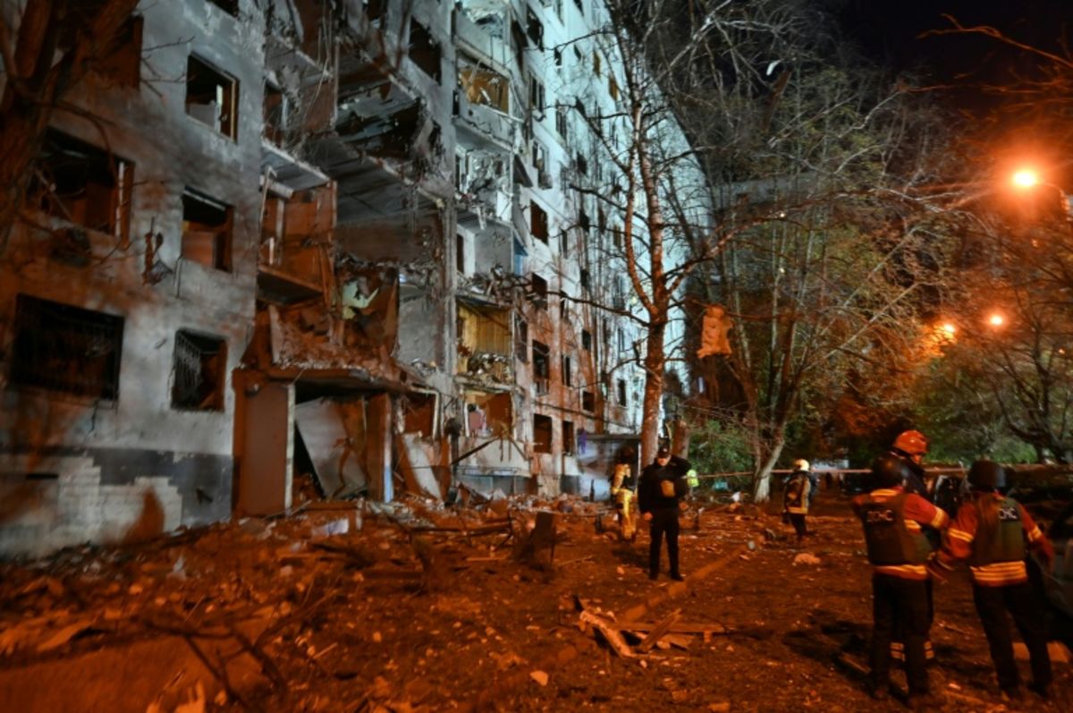 Russia pummels Kyiv in latest deadly daytime attack – Yahoo