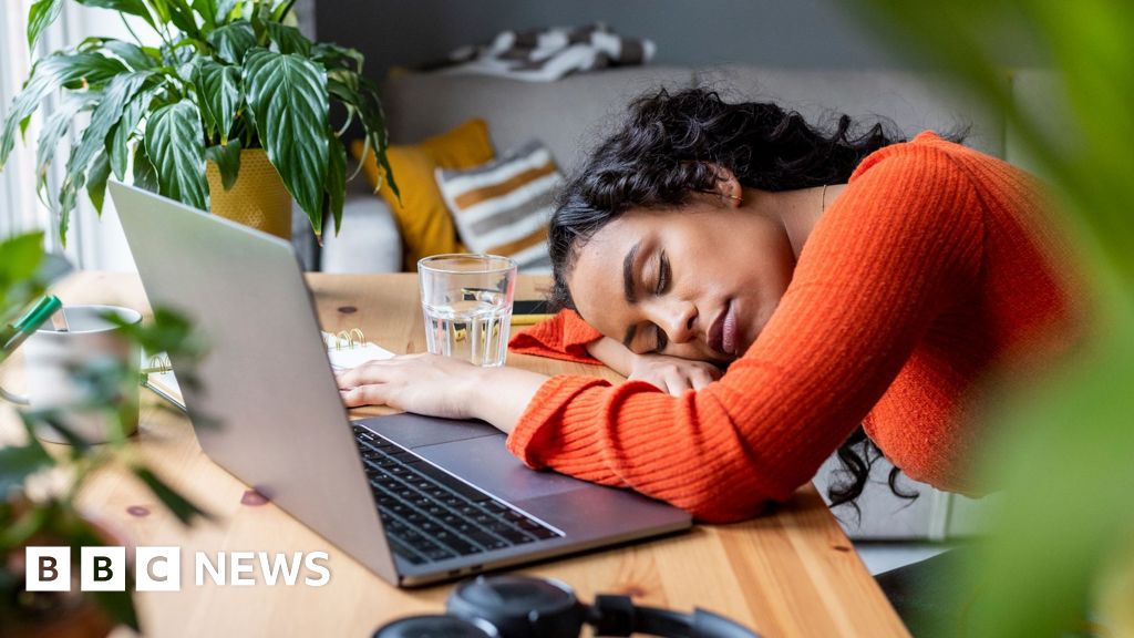 Fresh bedsheets and dusk walks: Expert tips for sleep-deprived freshers – BBC