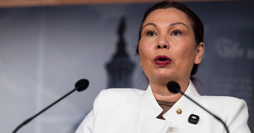 Sen. Duckworth slams Trump's "foolhardy plan" to make triumphal arch a military complex – CBS News