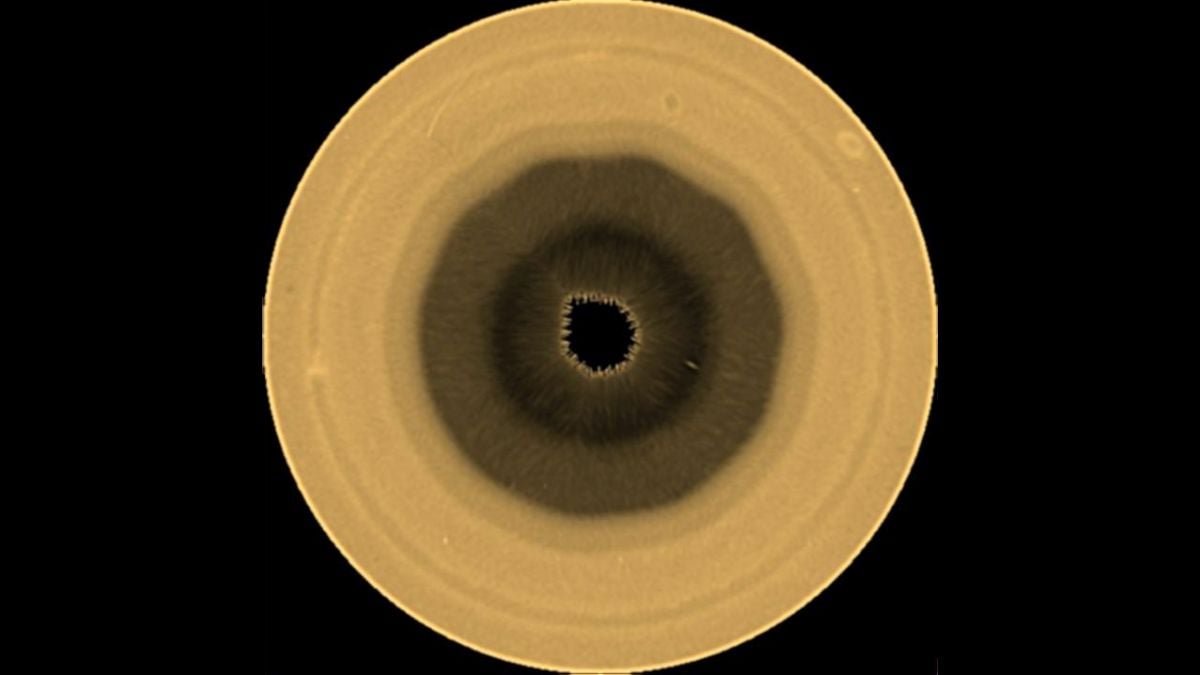 Astronomers Detect a 10-Sided Structure in Saturn's Atmosphere
