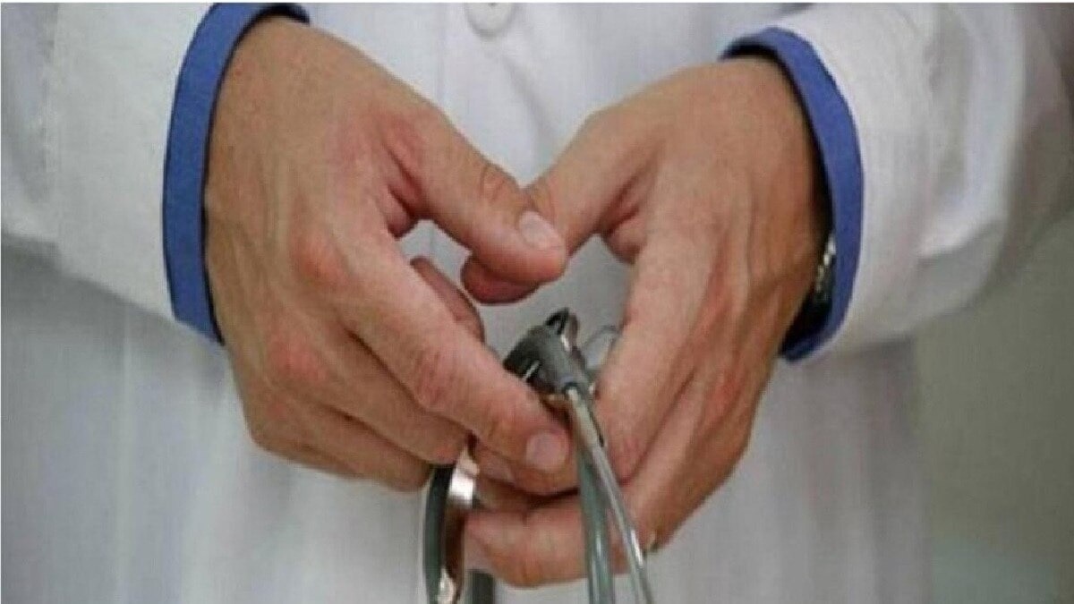Karnataka doctor, nurse suspended after patients made to clean cesspit