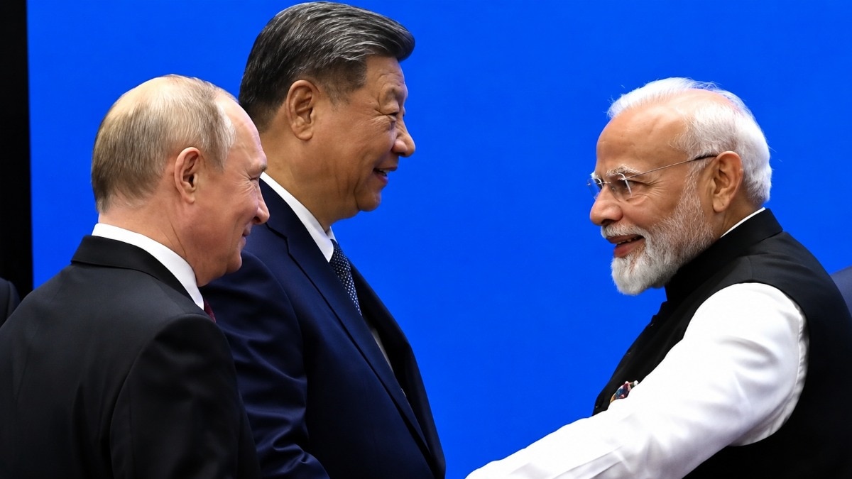 PM Modi, Putin and Xi make a statement with handshake moment at SCO Summit