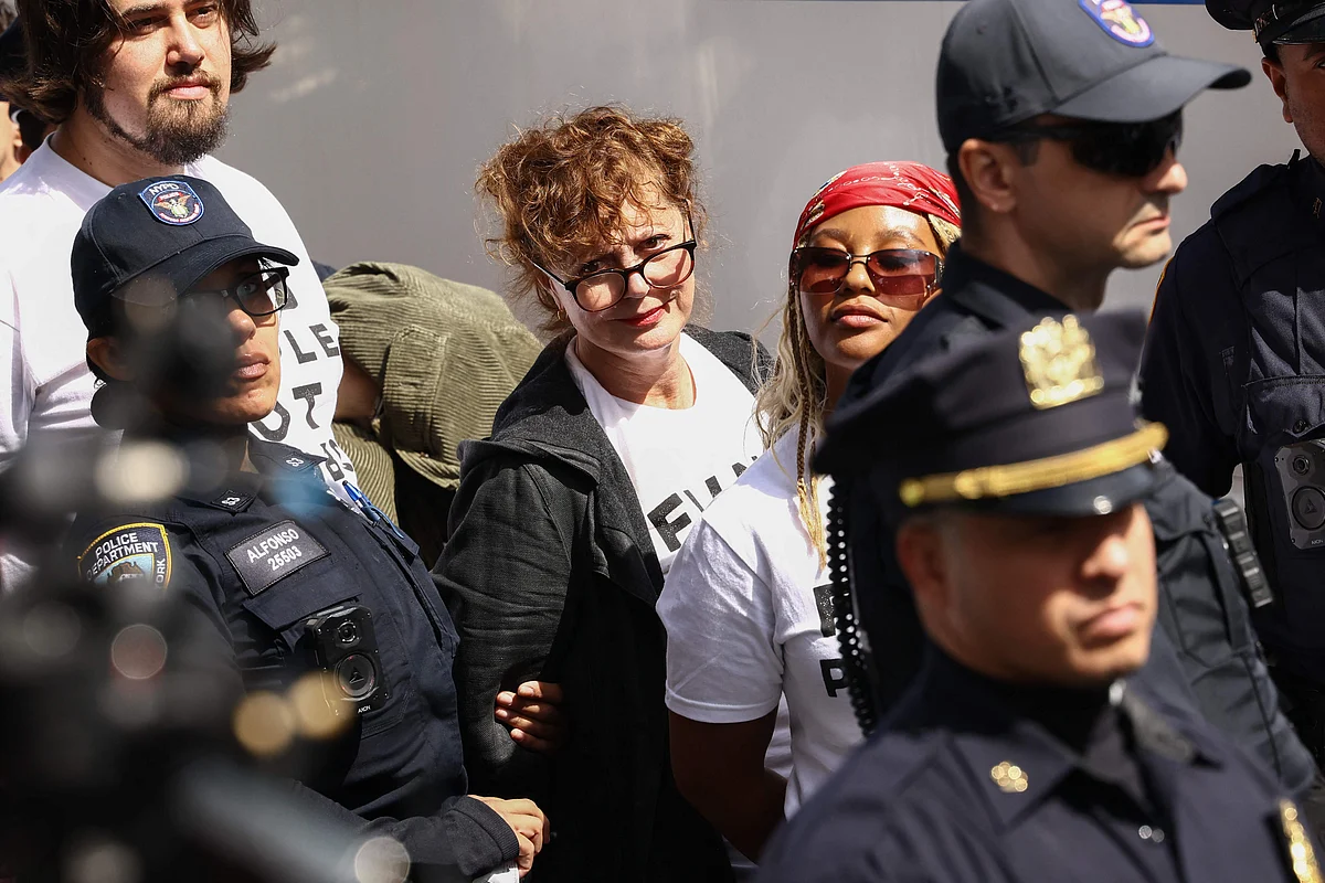 Hollywood stars among 100 arrested in NY anti-Netanyahu protest
