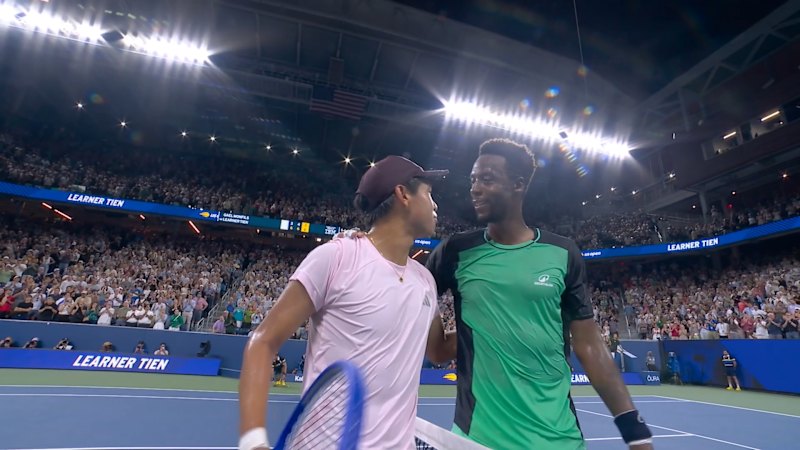Touching moment between 20yo and Monfils