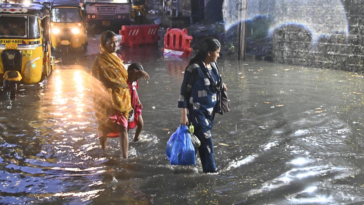 Traffic crawls as brief rain spell, idol immersion rush hit Hyderabad roads