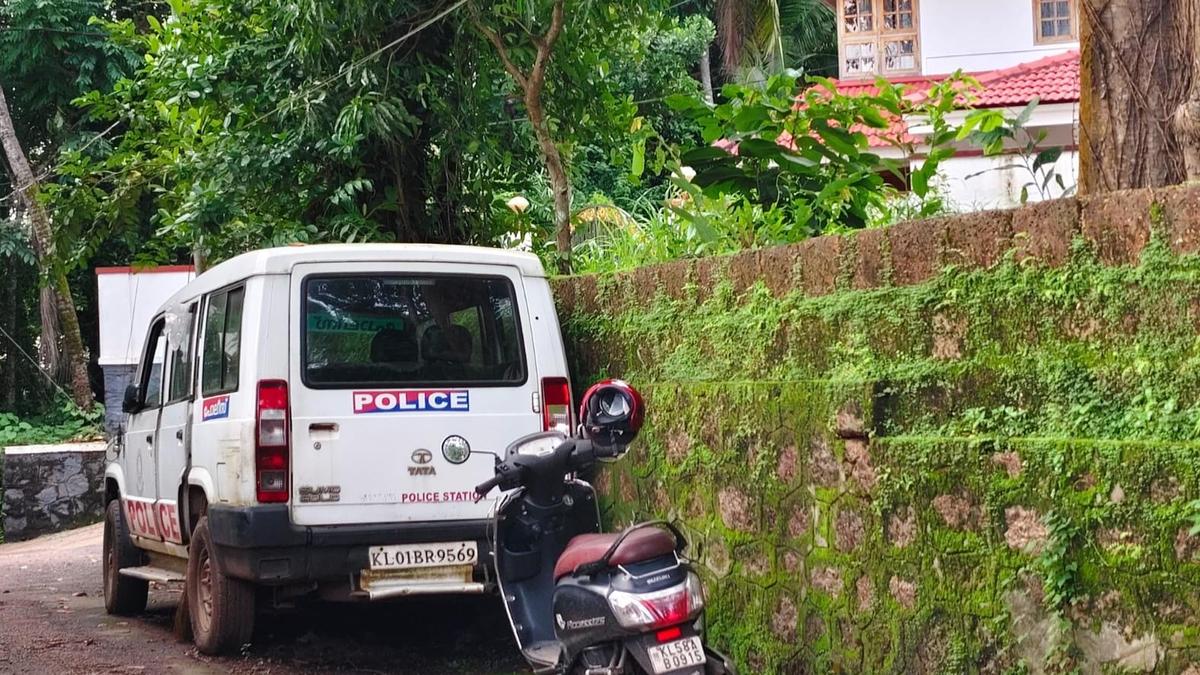 Police remove vehicle used as ‘makeshift station’ from outside Pinarayi Vijayan's Kannur residence, but guards continue duty