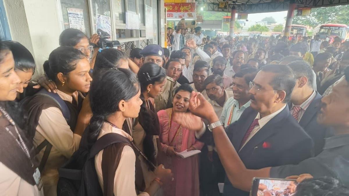 Parking receipts lack vehicle number finds Upa Lokayukta B. Veerappa at Chikkodi bus stand