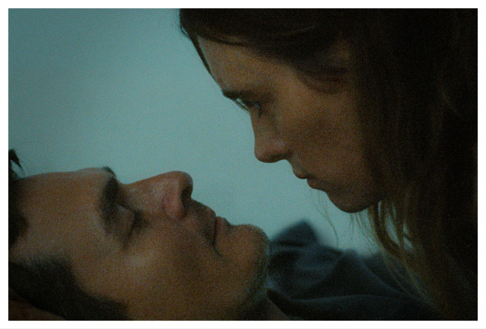 ‘My Notes on Mars’ Review: Mackenzie Davis and Rupert Friend Star in an Imperfect Breakdown of Marriage and Memory