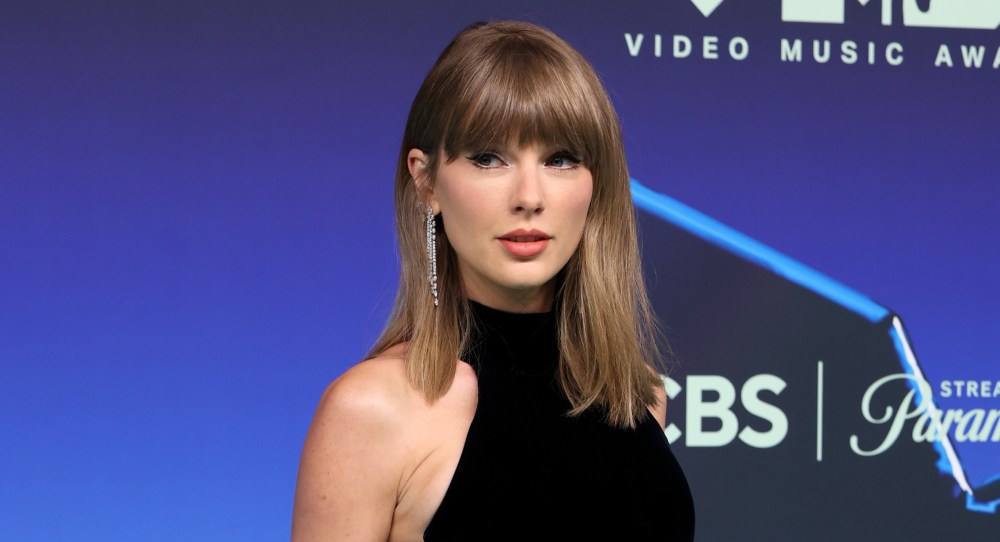 Taylor Swift Makes A Major Makeup Move on the MTV VMAs 2026 Red Carpet