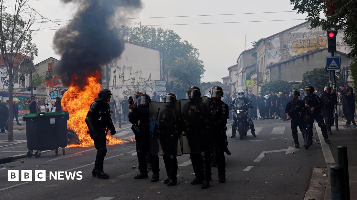 France closes up to 500 schools Monday over student protests